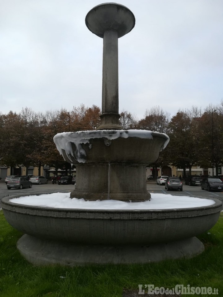 La fontana di piazza Vittorio Veneto a Pinerolo ricoperta di schiuma