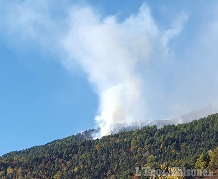 Incendio di Perrero: nuovo focolaio in Val Germanasca, il fronte procede anche verso Roure
