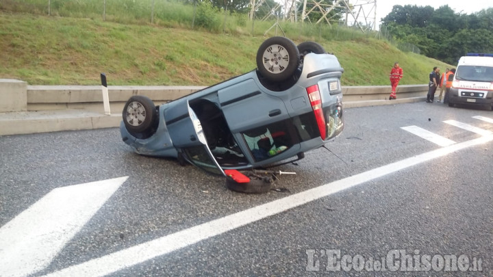 Nichelino: incidente in tangenziale, auto si ribalta sulla carreggiata