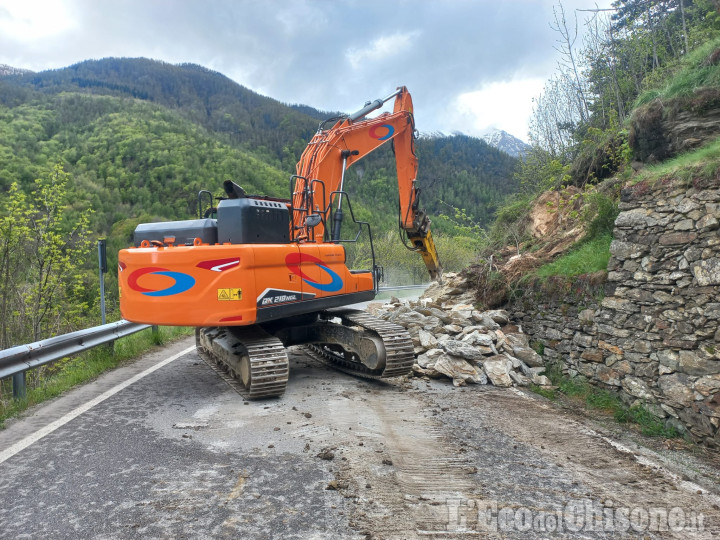 Senso unico alternato con semaforo sulla Sp 23 per la frana a valle di Mentoulles