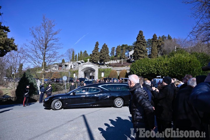 Funerali di Marella Agnelli: la figlia Margherita in chiesa tra i primi, i nipoti John e Lapo al seguito del feretro