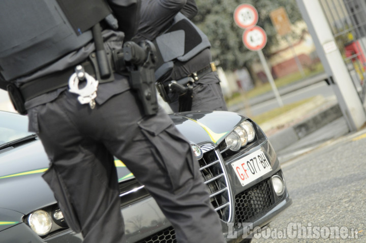 Controlli GdF Pinerolo, due fermati: sequestrate sostanze stupefacenti