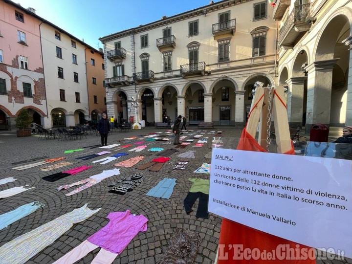 Pinerolo: 112 vestiti in piazza per ricordare le vittime di violenza di genere