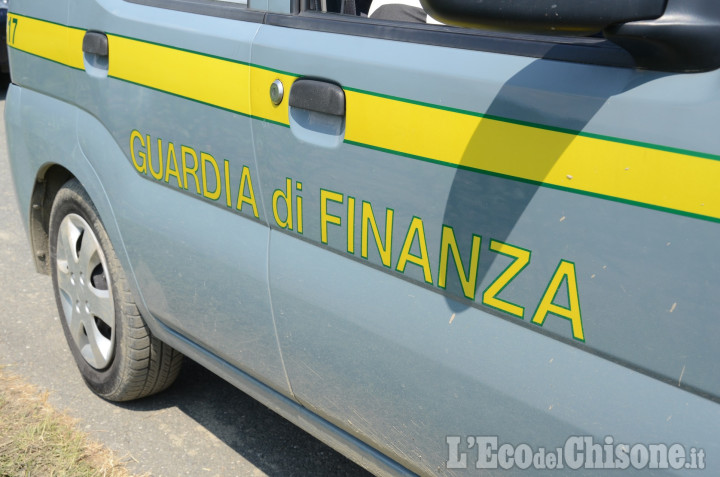 Riscuotono assegno della parente deceduta: scoperti dalla Guardia di Finanza