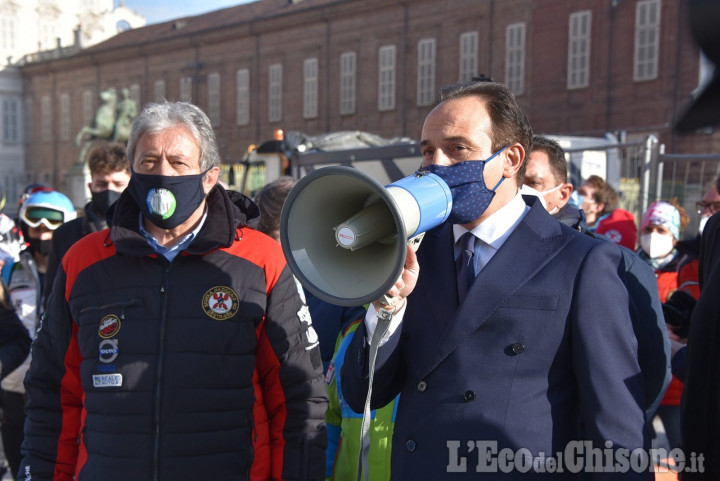 I maestri di sci manifestano in piazza Castello, Cirio promette un bonus di 2000 euro a testa