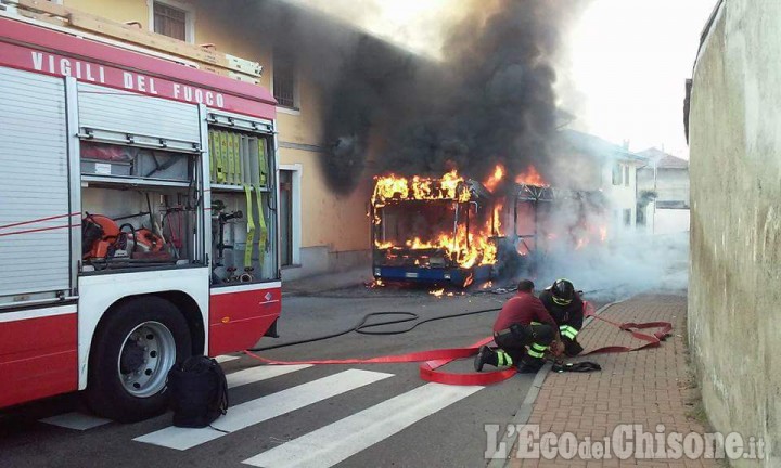 Rivalta: bus in fiamme, attimi di paura in via Balma