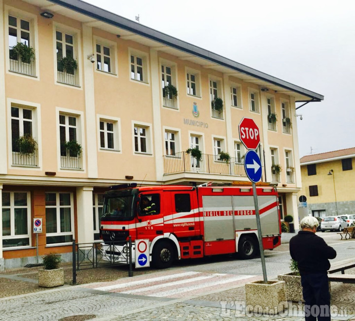 Volvera: sfrattato dalle case Atc, sale sul tetto del municipio e minaccia di darsi fuoco