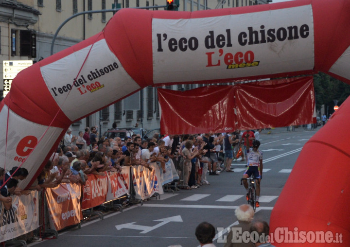 Acuto del biellese Barbero Piantino nel circuito ciclistico di Pinerolo, show a San Maurizio