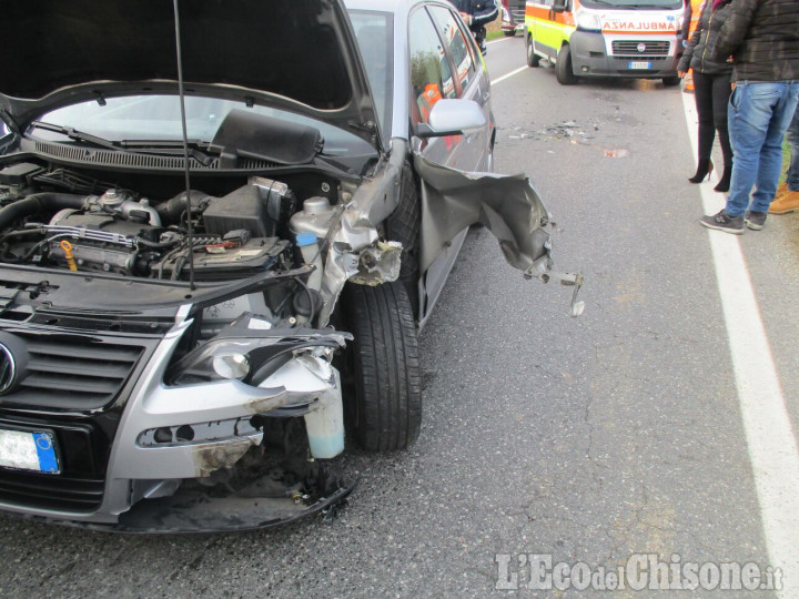 Orbassano, ennesimo incidente su via Stupinigi: tre auto coinvolte, cinque feriti