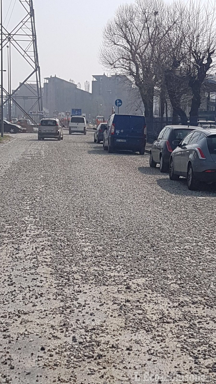 Beinasco: camion perde ghiaia, traffico in tilt in via Risorgimento