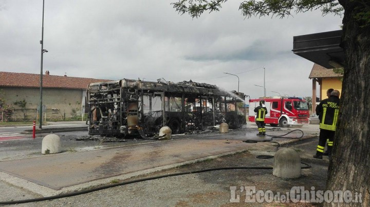 Virle: autobus divorato dalle fiamme nella zona industriale