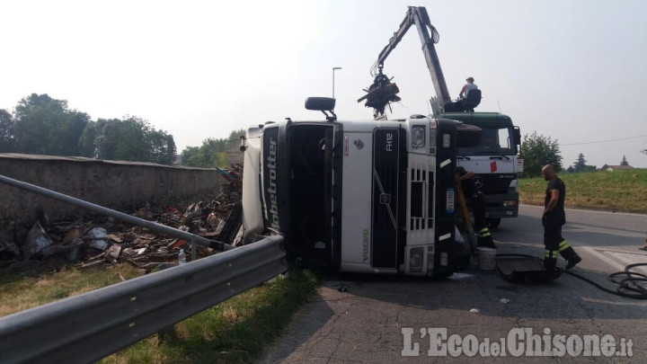 Osasco: camion si ribalta nei pressi della rotonda
