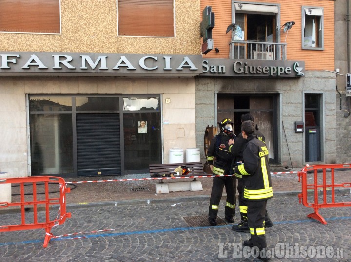Orbassano, in fiamme la farmacia San Giuseppe