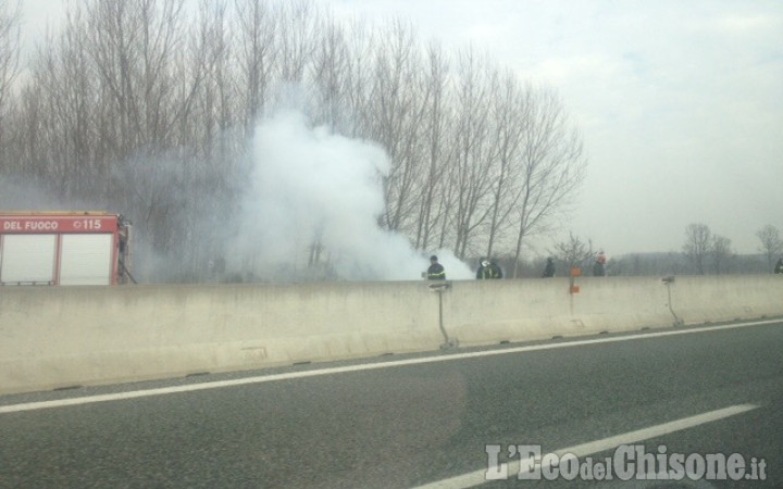 None: auto in fiamme sull&#039;autostrada Torino-Pinerolo