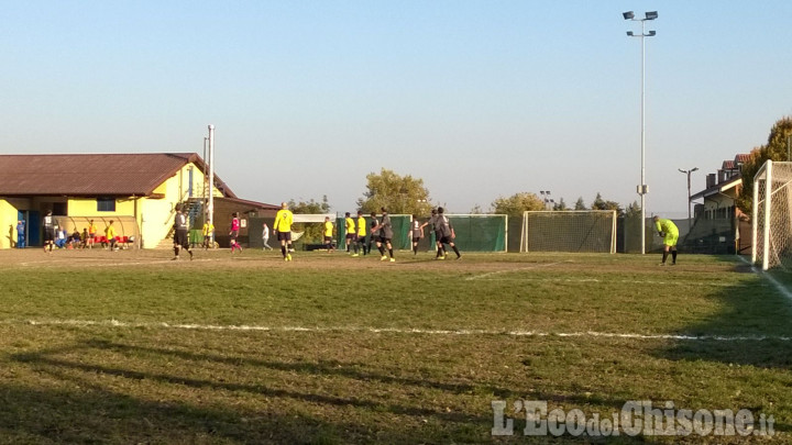 Calcio: Pinerolo vince con gli ospiti in nove 