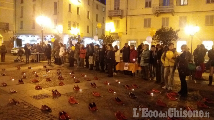 Pinerolo: scarpe rosse in piazza Facta, no alla violenza sulle donne