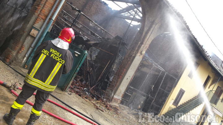 Nichelino: incendio alla cascina Vernea, salva una coppia di anziani