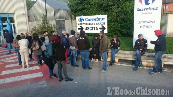 Al Carrefour di Pinerolo decine di dipendenti in sciopero contro i trasferimenti