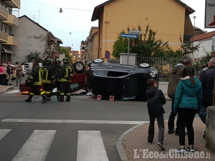 Nichelino: due auto si scontrano e si ribaltano in via S. Matteo