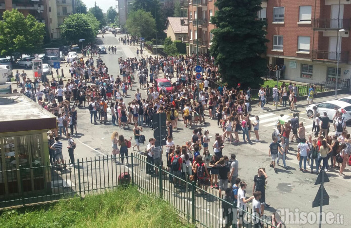 Pinerolo: ultimo giorno di scuola, atmosfera festosa all&#039;uscita delle classi