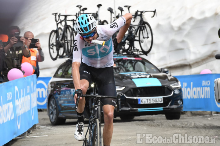 Storica impresa di Froome a Bardonecchia: 82 km di fuga e maglia rosa, azione solitaria nata sul Finestre