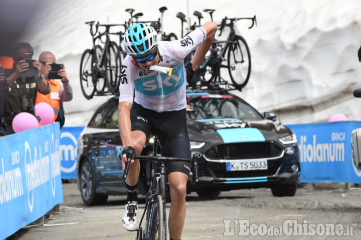 Storica impresa di Froome a Bardonecchia: 82 km di fuga e maglia rosa, azione solitaria nata sul Finestre