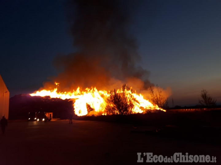 A fuoco il deposito di legname dell&#039;Annovati di Frossasco
