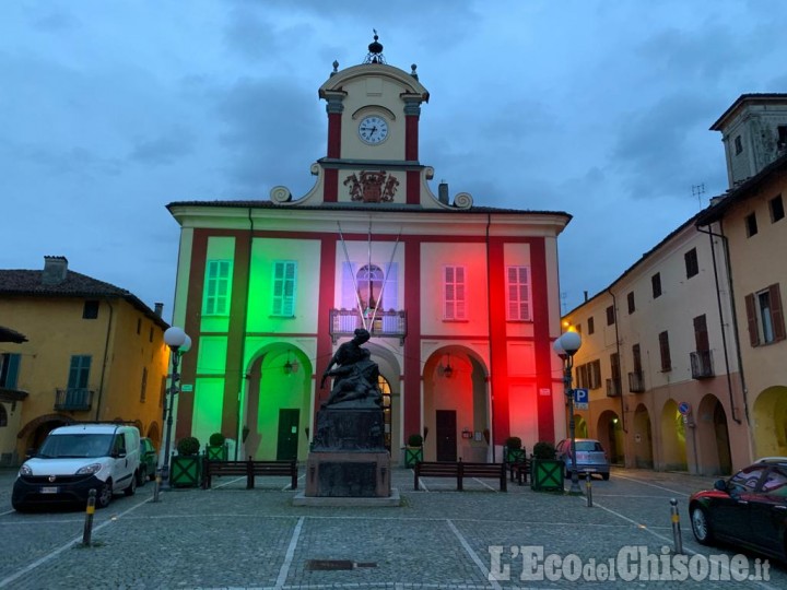 A Vigone municipio illuminato col tricolore 