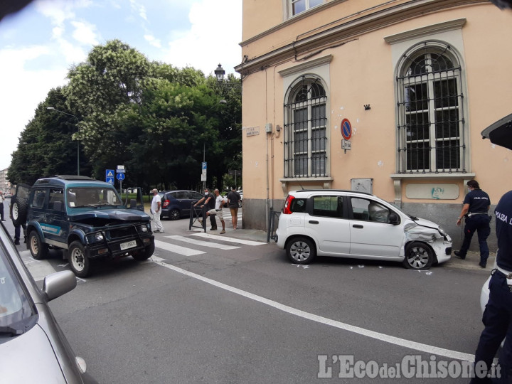 Pinerolo: mancata precedenza, due feriti