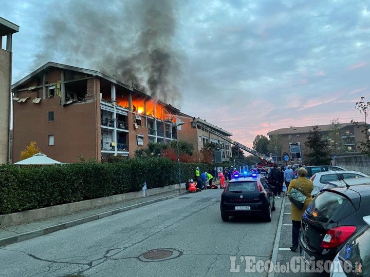 Pinerolo: grande incendio in una palazzina in piazza Sabin