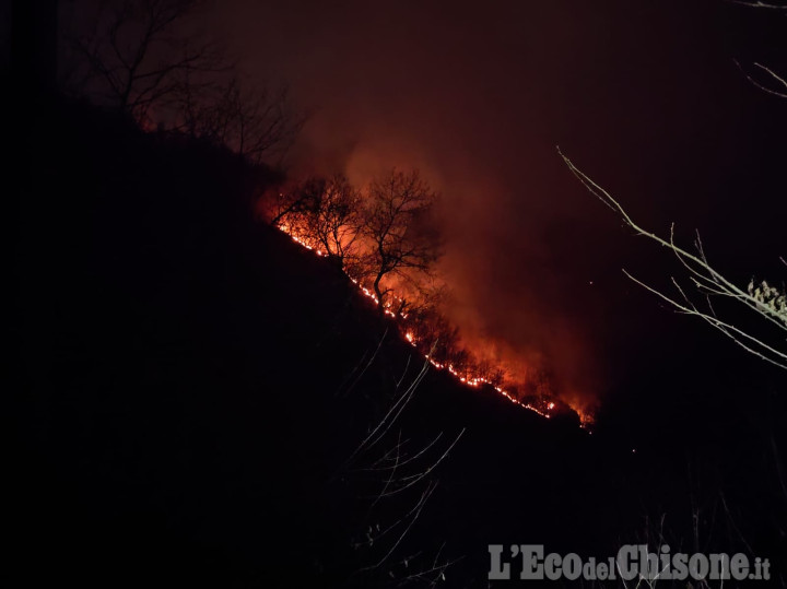 Sanfront, ancora al lavoro per domare l'incendio