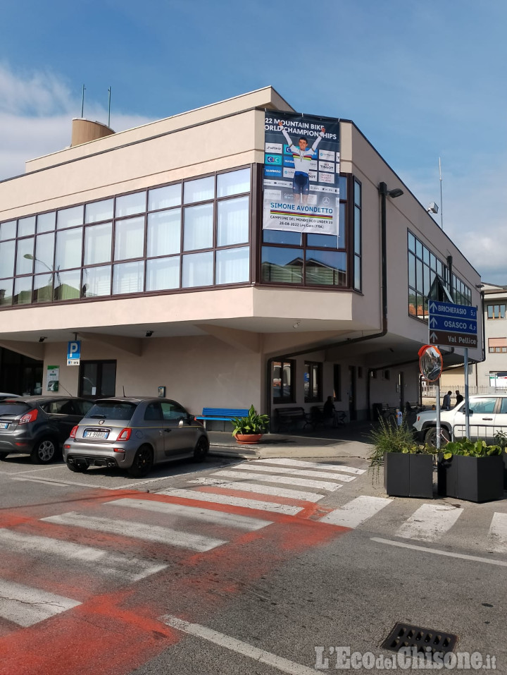 San Secondo onora con una gigantografia sul Municipio il biker iridato Simone Avondetto