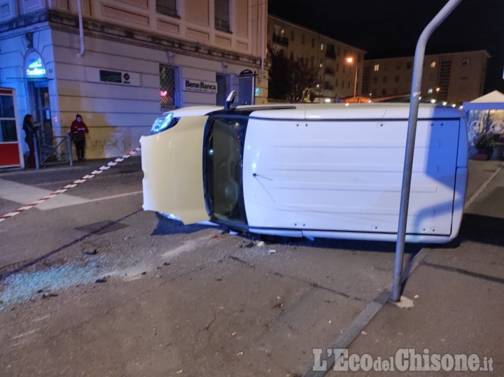 Pinerolo: incidente nei pressi di Piazza Roma, furgone  ribaltato.