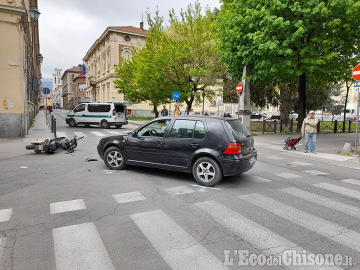 Pinerolo, incidente tra auto e moto vicino alla Biblioteca 