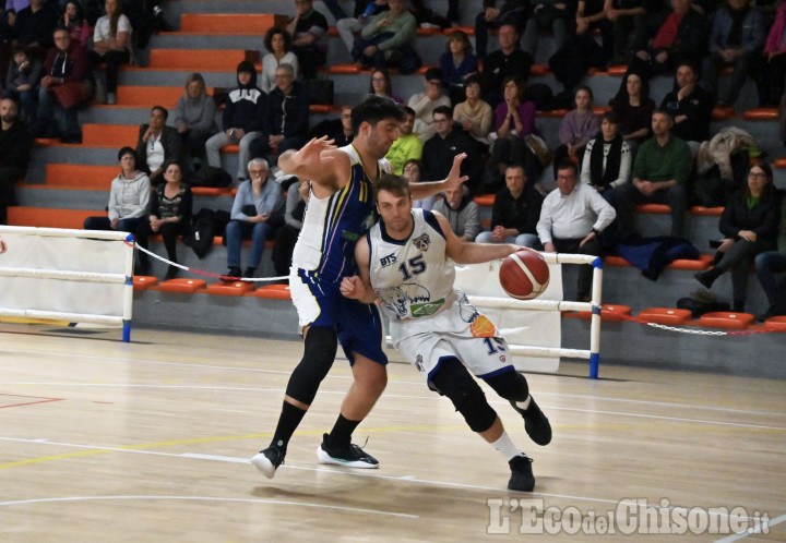 Basket serie C, vittoria Cestistica Pinerolo nel derby al Palazzetto contro Area Pro
