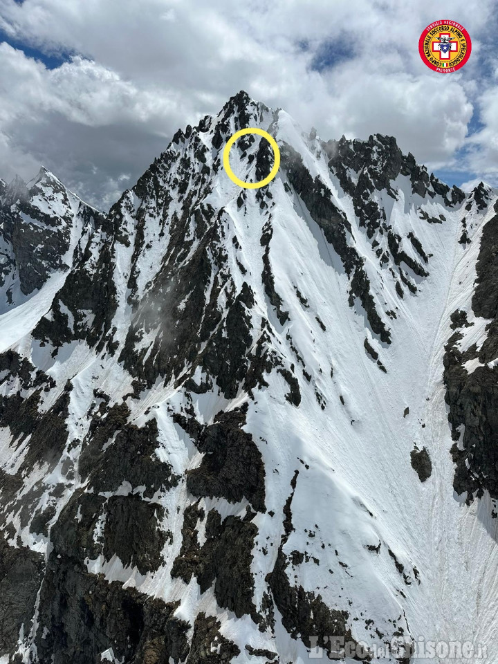 Elicottero in volo per recuperare un cane sul Monviso