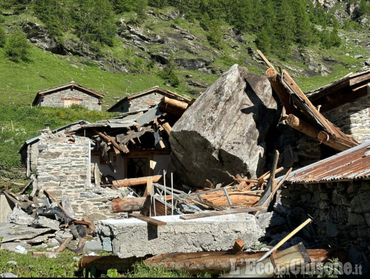 Bobbio Pellice: enorme masso cade su una baita a Partia d'Amount, chiusa l'intera area