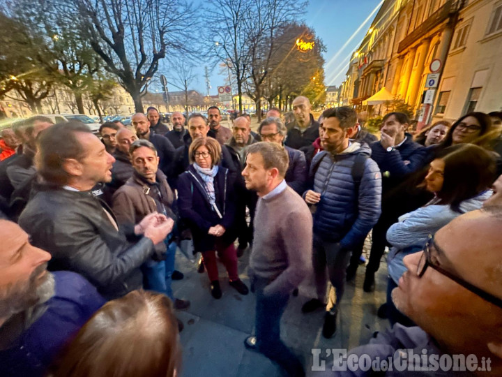 Pinerolo, tensione davanti al Municipio tra il sindaco e lavoratori Acea:«Salvai difenda l'azienda»