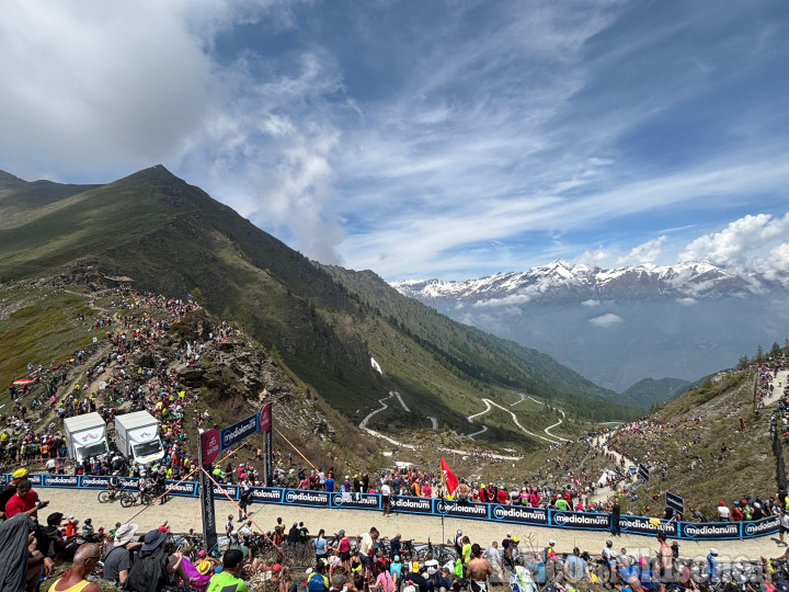 Giro d'Italia, spettacolare folla al Finestre ed a Sestriere e' ribaltone Yates