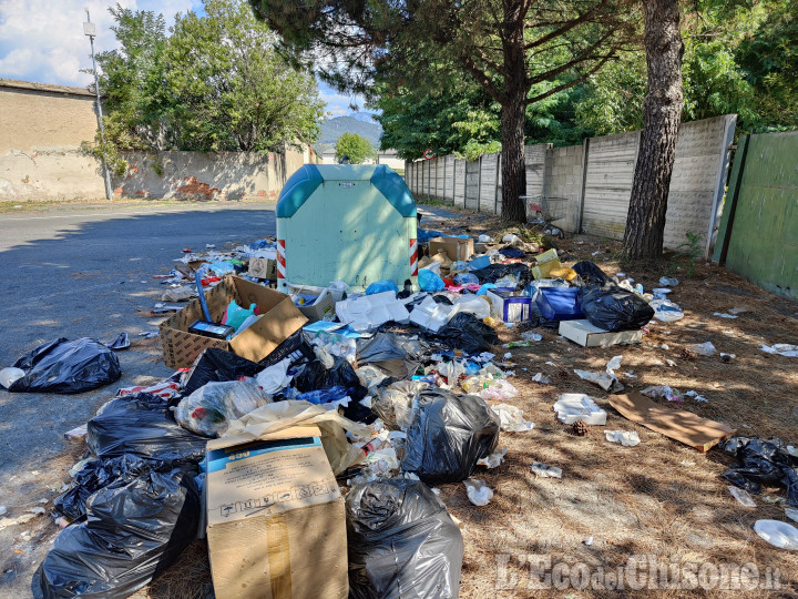 Pinerolo: mare di rifiuti in via Tosel, ma a settembre l'ecopunto potrebbe essere sostituito.