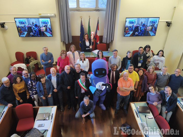 Pinerolo: mascotte e torcia in Consiglio per presentare le Universiadi Torino 2025