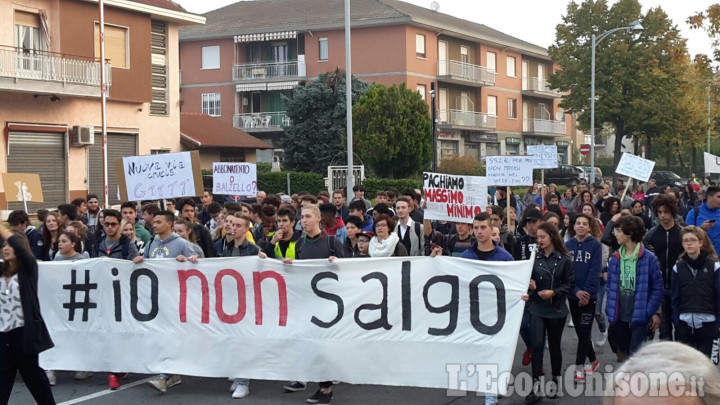 Piossasco: in via Torino la marcia contro i biglietti dei bus troppo cari