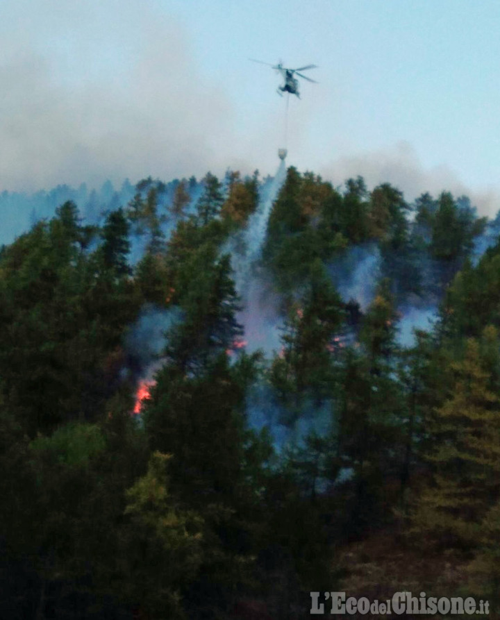 Perrero: il vento forte alimenta l&#039;incendio a Colle Muret