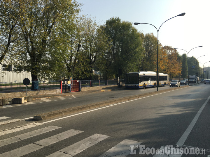 Orbassano: investito da un furgone mentre attraversava la strada, 15enne in ospedale