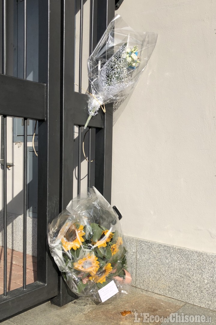 Omicidio di Piossasco: mazzi di fiori e un ciondolo con una bici davanti alla casa dell'architetto ucciso