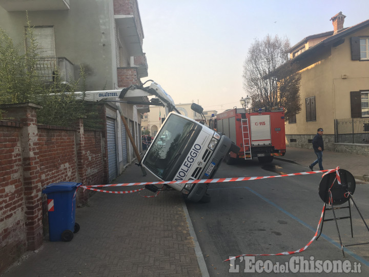 Orbassano: si ribalta il &quot;cestello&quot;, ferito operaio