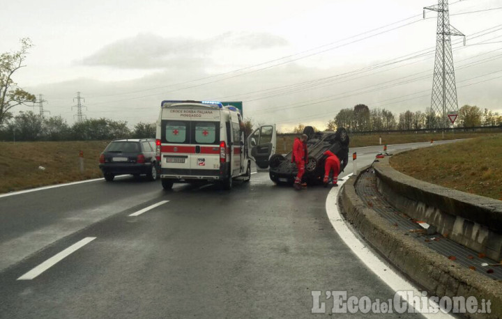 Nichelino: auto cappottata sulla rampa della tangenziale, un ferito