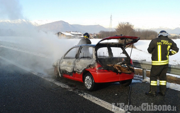Auto in fiamme sulla Torino-Pinerolo, rogo domato dai Vigili del fuoco