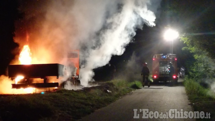 Camion rubato e poi incendiato tra Piscina e Cumiana