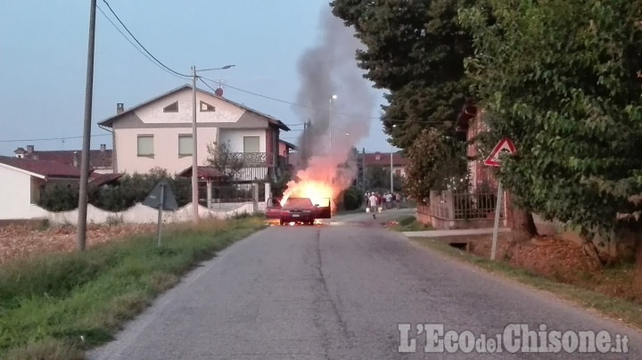 Virle: auto in fiamme in via Vigone